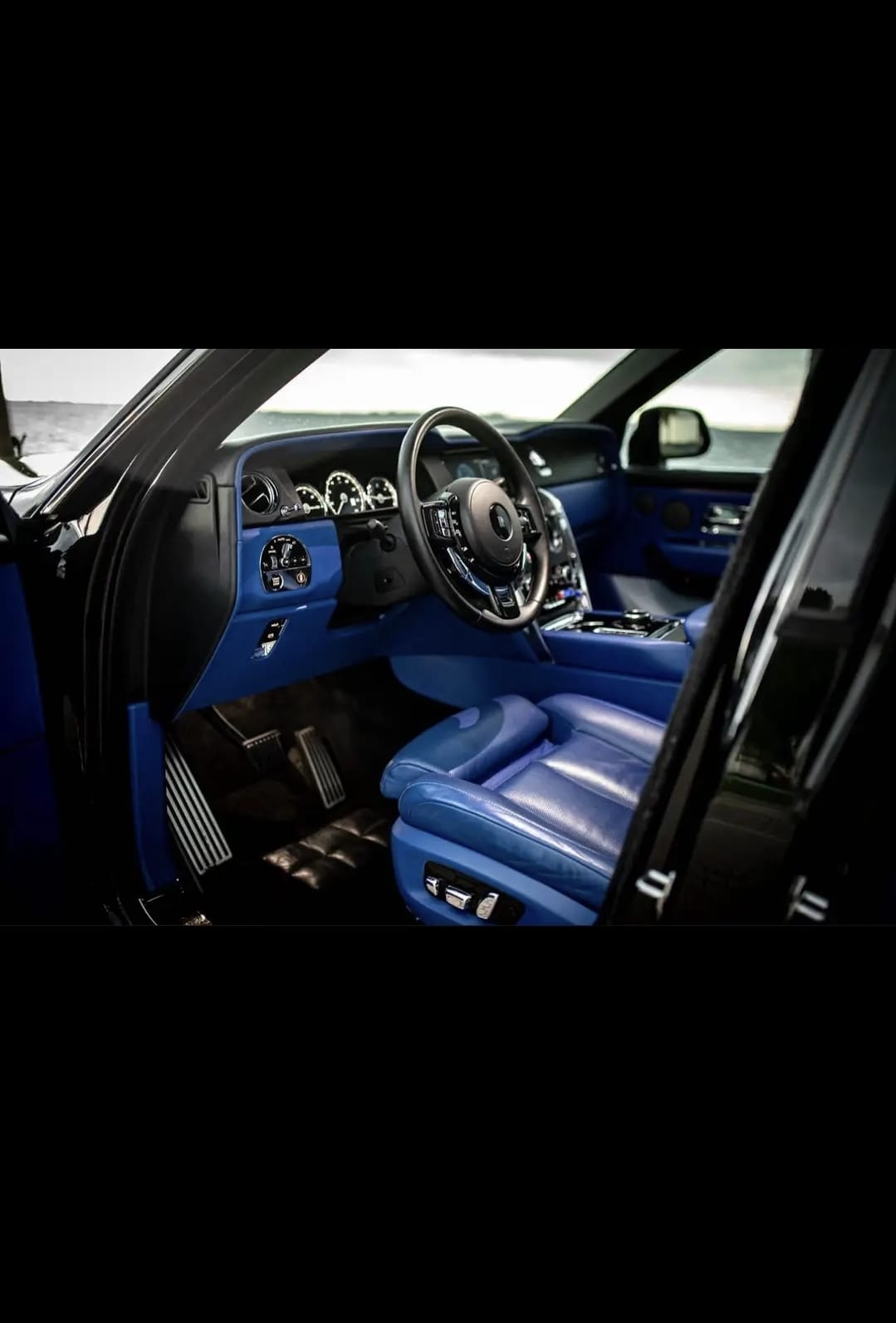 Cullinan cockpit with cobalt blue leather